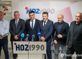Oporbena ‘petorka’ predala 30 tisuća potpisa za predsjedničku kandidaturu Zdenka Lučića