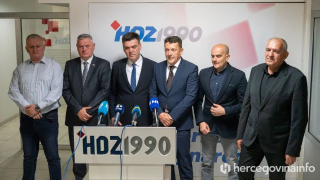 Oporbena ‘petorka’ predala 30 tisuća potpisa za predsjedničku kandidaturu Zdenka Lučića