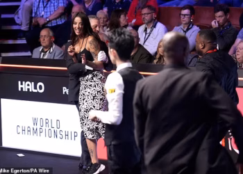 Otkriveno: Uljez na finale Svjetskog prvenstva u snookeru identificiran kao zvijezda OnlyFansa – dok je izbacila JOŠ JEDAN BBC-jev govor i tvrdi da je namjeravala napraviti gestu s oznakom X u šokantnom trenutku