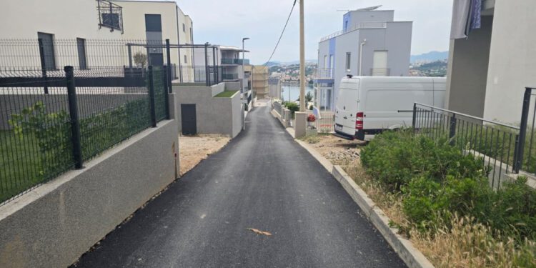 PODSTRANA Ulica Gradac u Strožancu Gornjem dobila novu kanalizaciju, infrastrukturne vodove i završni sloj asfalta