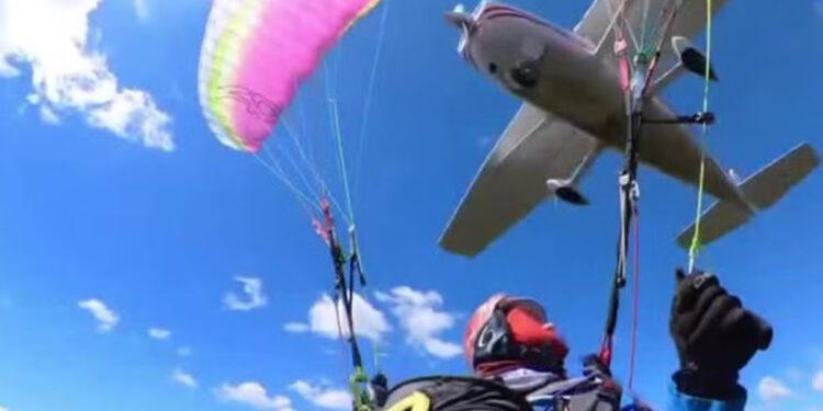 Paraglajder za dlaku izbjegao smrt nakon sudara u zraku s avionom iznad austrijskih Alpa