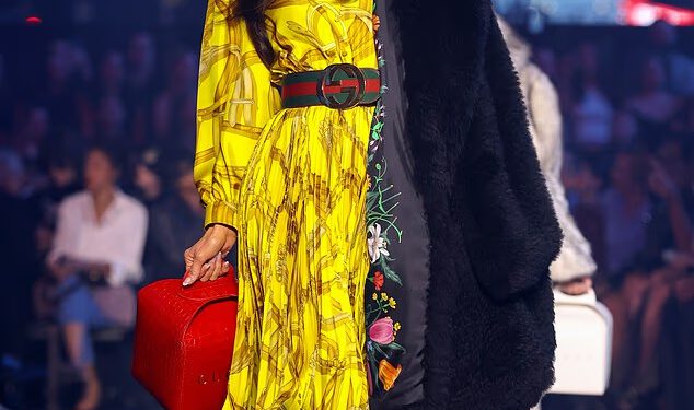 Paris Hilton izgleda neprepoznatljivo dok juriša na Guccijevu pistu u brineti s perikom sa šiškama ispred Kim Kardashian i Mariah Carey
