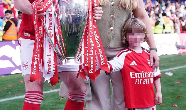 Partnerica Declana Ricea, Lauren Fryer, rijetko se pojavljuje u javnosti s njim na zapanjujućim obiteljskim fotografijama kako bi proslavila osvajanje naslova Premier lige s Arsenalom
