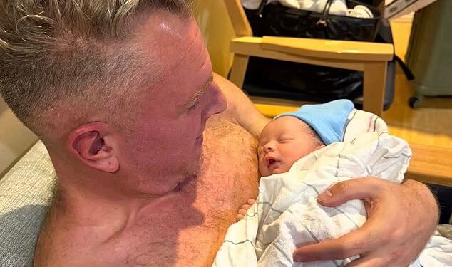 Pat McAfee otkriva da je novorođeni sin nakon rođenja odveden na intenzivnu njegu putem hitnog carskog reza