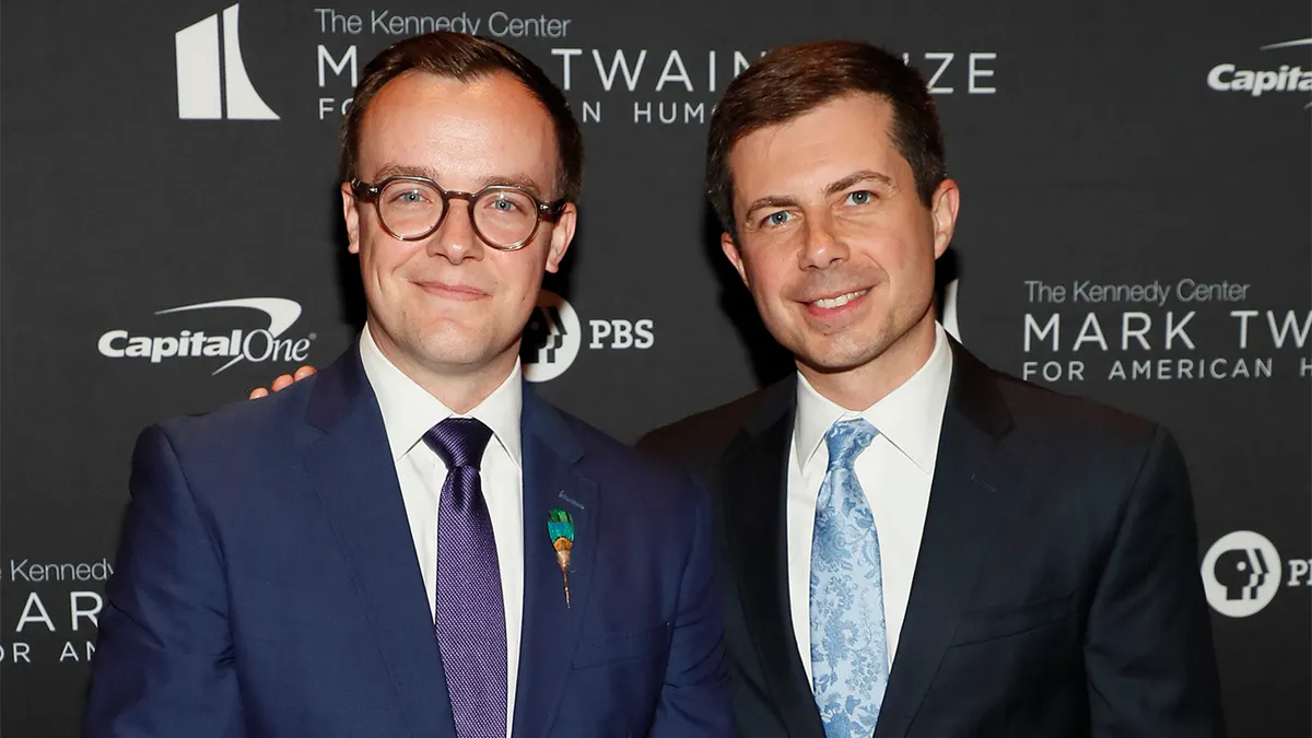 Chasten Buttigieg stoji pokraj Petea Buttigiega u Kennedy centru u Washingtonu, DC