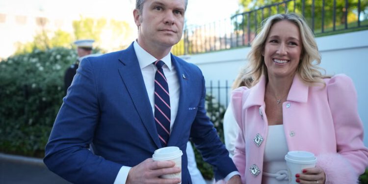 Pete Hegseth sada dovodi svoju suprugu na sastanke u Pentagonu nakon što je smijenio visoke dužnosnike: izvješće