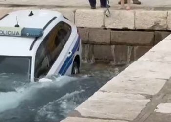 Policajac u Senju otišao u obilazak, pogledajte gdje mu je auto završio