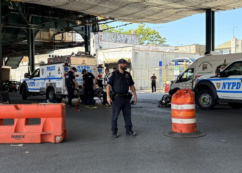 Policajci zbunjeni nakon što je sedam ljudi snimljeno kako izlaze iz brooklynskog šahta, presvlače se i nestaju
