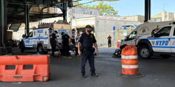 Policajci zbunjeni nakon što je sedam ljudi snimljeno kako izlaze iz brooklynskog šahta, presvlače se i nestaju
