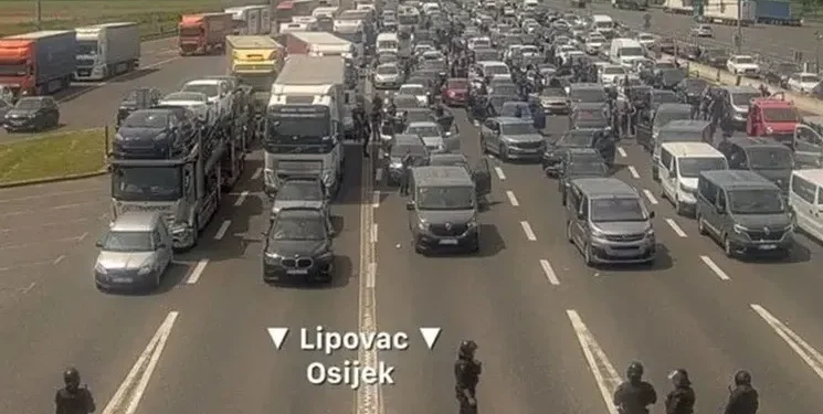 Policija suzavcem spriječila divljake iz Rijeke i Zagreba! Pogledajte snimke navijačkog terorizma kod Karlovca
