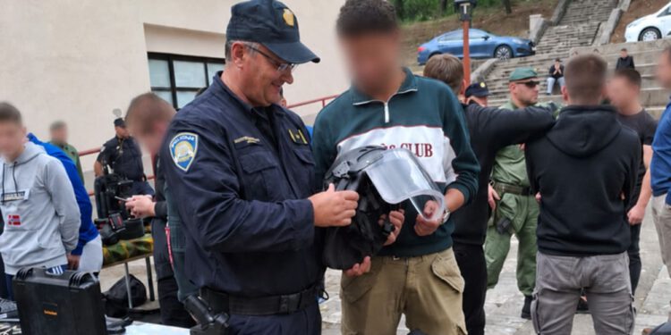 Policija u Imotskom mladima predstavila svoj poziv: “Raduje nas interes učenika”
