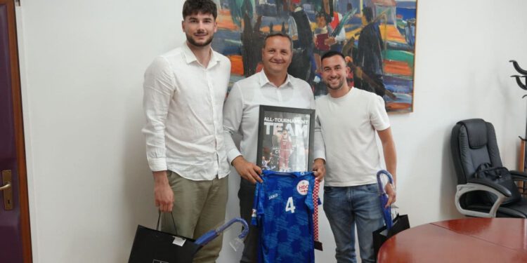 Ponos Podstrane: Načelnik primio Tomislava Buljana i Luku Rosu, mlade sportaše koji nižu velike uspjehe