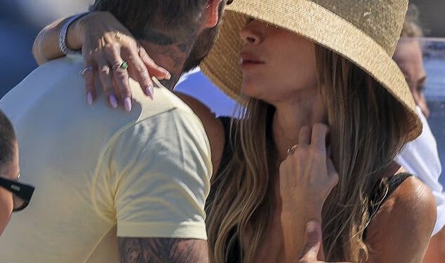 Posh i pecks! David Beckham dobio nježni poljubac od Victorije dok stručnjakinja za govor tijela otkriva kako ona koristi ‘flert signale kako bi pokazala svijetu da je on još uvijek njezin muškarac’ tijekom romantičnog putovanja