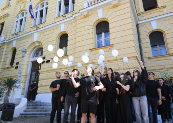 Potresni prizori iz Šibenika: Maturanti pustili 19 balona u spomen na ubijenog Luku