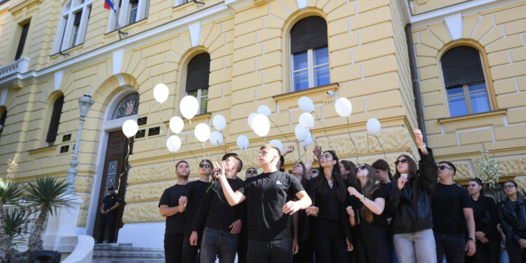 Potresni prizori iz Šibenika: Maturanti pustili 19 balona u spomen na ubijenog Luku