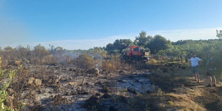 Požar na području Sutivana na Braču, vatrogasci spriječili širenje vatre