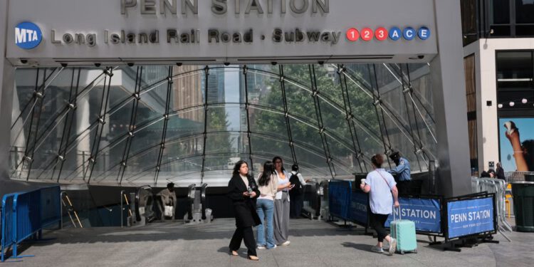 Požar na stanici Penn prekida jutarnje putovanje na posao i obustavlja željezničke usluge