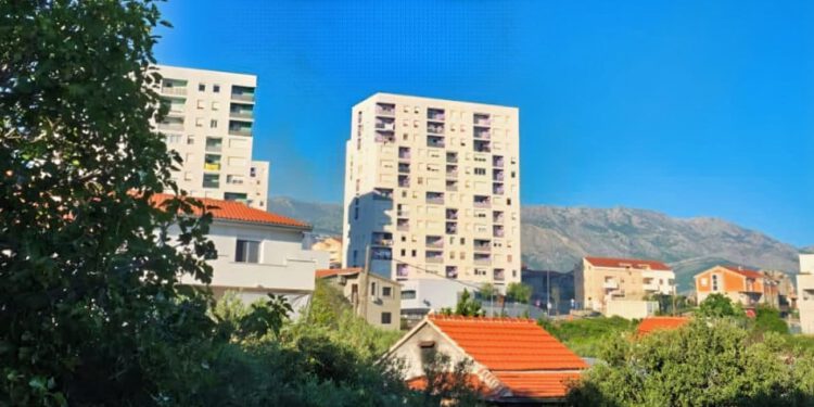 Požar u masliniku u Splitu, na terenu vatrogasci iz Splita, Podstrane i Žrnovnice
