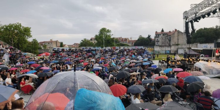 Prekinuta “Kraljica lopte” na Starom placu!
