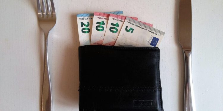 Prosječna mjesečna neto plaća za ožujak iznosila 1 555 eura