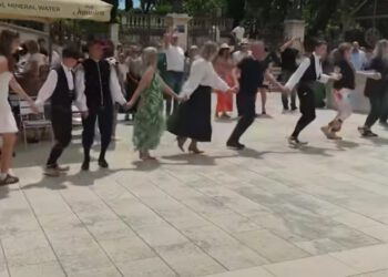 Pupovčeva ljubimica u centru Zadra zaplesala užičko kolo: ‘Različitost je naša snaga’