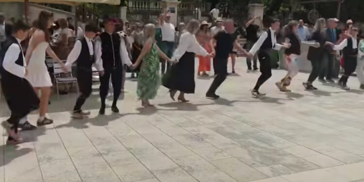 Pupovčeva ljubimica u centru Zadra zaplesala užičko kolo: ‘Različitost je naša snaga’