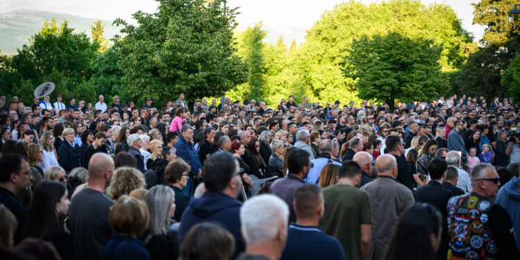 Rijeke ljudi u Drnišu tuguju za Lukom: ‘Tražimo da se ovakva tragedija nikada ne ponovi’