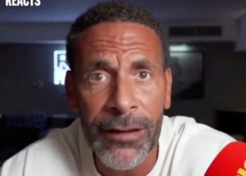 Rio Ferdinand slabo prikriveno ‘pljuje’ bivšeg suigrača Jamieja Carraghera osam godina nakon kontroverze s učenicama – dok legenda Man Uniteda ponovno raspiruje laganu svađu