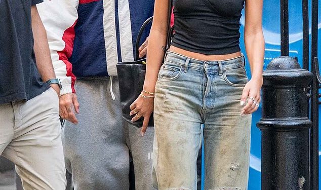 Romeo Beckham blista uz svoju djevojku Kim Turnbull dok tiho pokreće novu marku sportske odjeće u Sohou u prvom samostalnom poslovnom pothvatu
