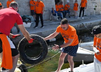 Ronioci iz mora u Štafiliću izvukli automobilske gume, boce i hrpu plastičnih vodovodnih cijevi