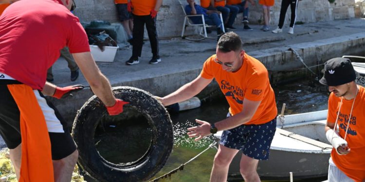 Ronioci iz mora u Štafiliću izvukli automobilske gume, boce i hrpu plastičnih vodovodnih cijevi