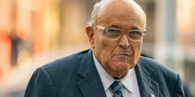 Rudy Giuliani izašao iz intenzivne njege, ostat će u bolnici zbog problema s disanjem