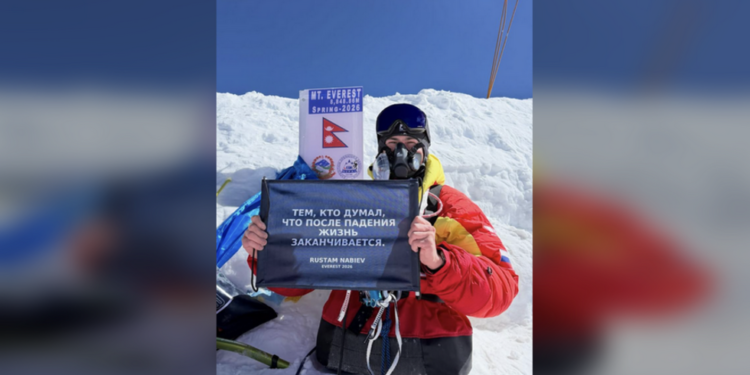 Rus s dvostrukom amputacijom osvojio Everest koristeći samo ruke (VIDEO) — RT Rusija i bivši Sovjetski Savez