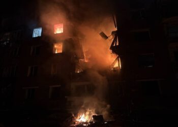 Rusi izveli žestoki napad na civilne ciljeve: Zgrade se rušile, ima ranjenih