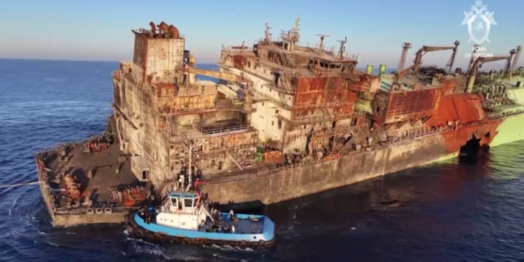 Ruski dužnosnici pregledavaju LNG tanker koji je navodno udarila Ukrajina u blizini Malte (VIDEO) — RT Rusija i bivši Sovjetski Savez