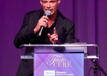 Ryan Seacrest, 51, zbunjuje obožavatelje drastično drugačijim pogledom na prikupljanje sredstava u LA-u