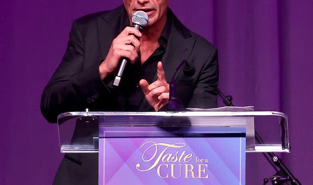 Ryan Seacrest, 51, zbunjuje obožavatelje drastično drugačijim pogledom na prikupljanje sredstava u LA-u