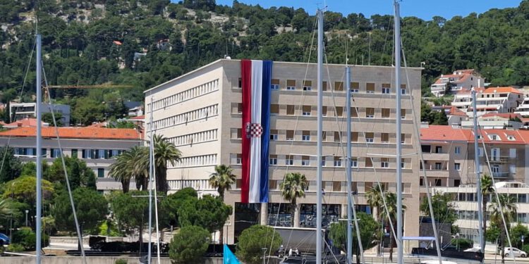 S Banovine zavijorila ogromna zastava povodom Dana državnosti