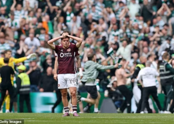 SFA objavljuje audio s igrača koji odlučuje o naslovu … i otkriva da je šef Heartsa Derek McInnes želio da igra završi nakon invazije na teren