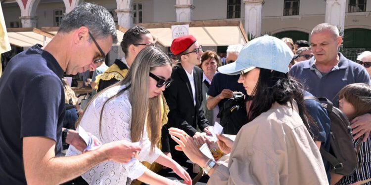 SPLIT MIRIŠE NA TRADICIJU: Posjetitelji preplavili Prokurative na otvorenju Taste of Split festivala