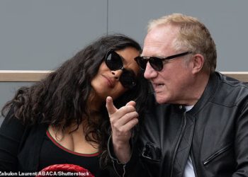 Salma Hayek okreće poglede u dubokoj crnoj majici dok pakira dlanovnik sa svojim suprugom milijarderom François-Henrijem Pinaultom na Roland-Garrosu