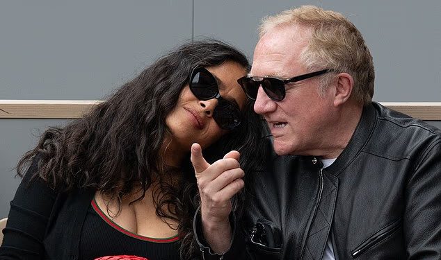 Salma Hayek okreće poglede u dubokoj crnoj majici dok pakira dlanovnik sa svojim suprugom milijarderom François-Henrijem Pinaultom na Roland-Garrosu