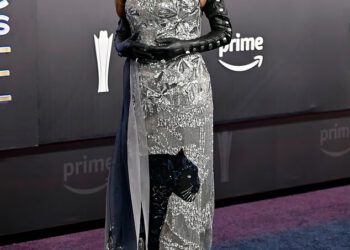 Shania Twain, 60, pokazuje svoj izgled koji prkosi godinama dok vodi najbolje odjevene zvijezde na dodjeli nagrada ACM 2026.
