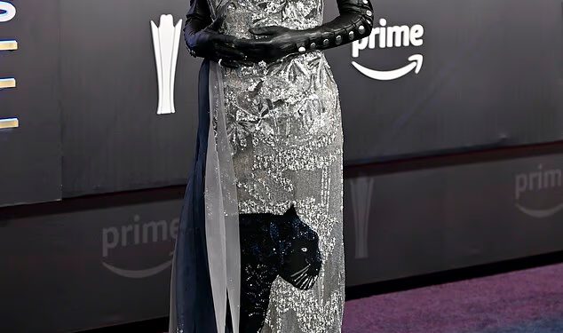 Shania Twain, 60, pokazuje svoj izgled koji prkosi godinama dok vodi najbolje odjevene zvijezde na dodjeli nagrada ACM 2026.