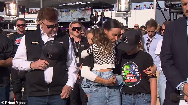 Shrvana supruga Kylea Buscha brize u suze dok ona i dvoje djece, 11 i 4, prisustvuju NASCAR-ovoj počasti na prvoj utrci nakon iznenadne smrti dvostrukog prvaka