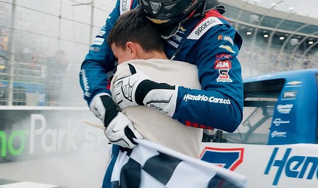 Sin Kylea Buscha, 11, odaje srceparajuću počast svom tati… dok NASCAR otkriva simboličnu gestu nad legendarnim brojem 8