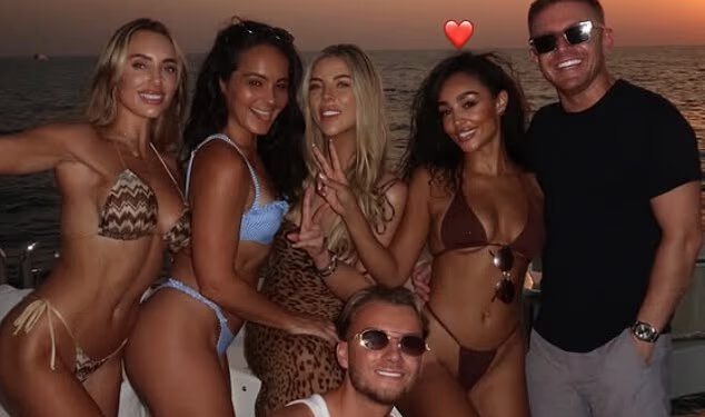 ‘Slomljena’ Amber Turner odaje počast ‘najljubaznijem srcu’ dok bliska prijateljica premine… nakon iznenadne smrti bivših kolega iz TOWIE, Jakea Halla i Jordana Wrighta