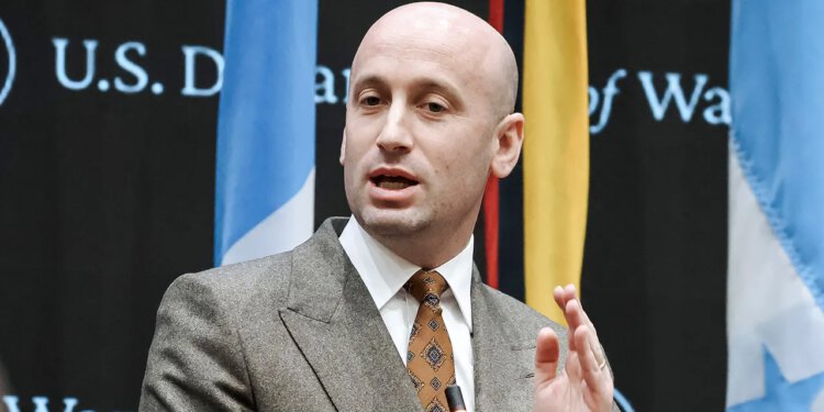 Službeni X račun DNC-a osuđen je zbog vulgarnog posta usmjerenog na Stephena Millera