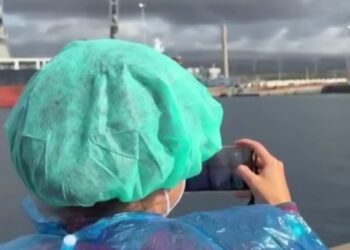 Iskrcavanje pod maskama: Prve fotografije evakuacije s ‘broda smrti’ na kojem hara opasni virus