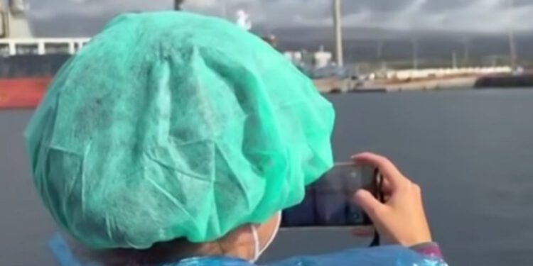 Iskrcavanje pod maskama: Prve fotografije evakuacije s ‘broda smrti’ na kojem hara opasni virus